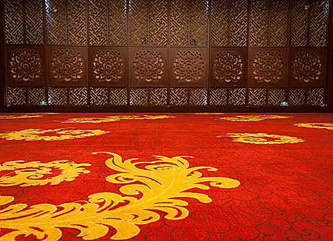 鲜艳的红色地毯