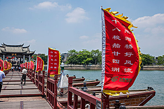 广东潮州中国四大古桥------广济桥十八只梭船架设的浮桥上的广告旗帜