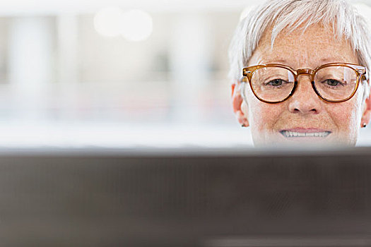 老人,职业女性,眼镜,用电脑