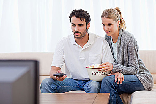 伴侣,看电视,吃,爆米花