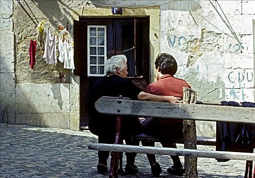 两个女人,交谈,长椅,正面,房子,门,老城区,阿尔法马区,里斯本,葡萄牙,欧洲