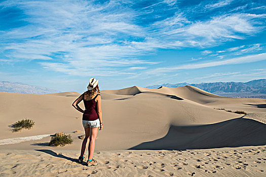 女性,游客,远眺,马斯奎特沙丘,沙丘,山麓,山脉,后面,死谷,死亡谷国家公园,加利福尼亚,美国,北美