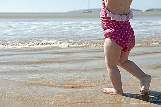 幼儿,女孩,走,海浪,海滩,下部