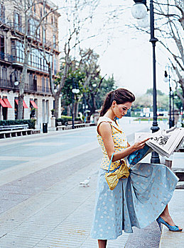 漂亮,女人,穿,圆点花纹,裙子,上面,站立,读报,街上