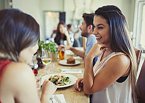 微笑,女人,朋友,交谈,吃饭,餐厅桌子
