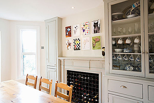餐桌,椅子,正面,壁炉,葡萄酒,瓶子,靠近,合适,显示装置