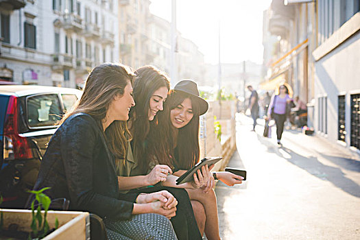 三个女人,年轻,坐,数码,城市街道