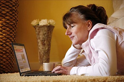 女人,45岁,老,上网,笔记本电脑