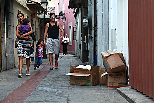 官也街,家庭,夫妻,抱小孩,巷子,房子,美食街,餐厅,度假,道路,俱乐部,广告牌,商场,澳门,建筑,中国,城市,旅游风景,全景,文化,景点,旅游