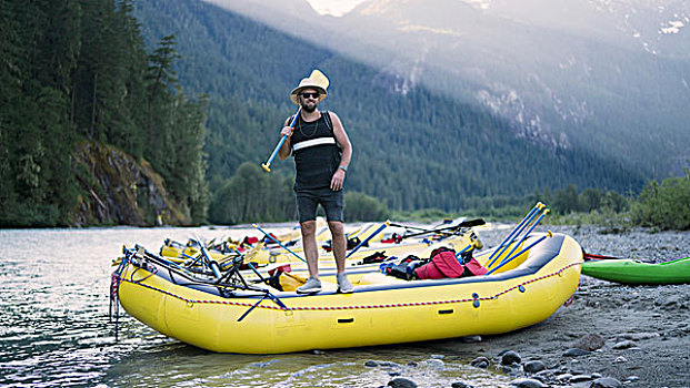 男人,拿着,桨,站立,筏子,河岸,不列颠哥伦比亚省,加拿大