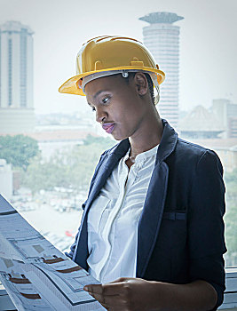 女人,安全帽,看,建筑设计图