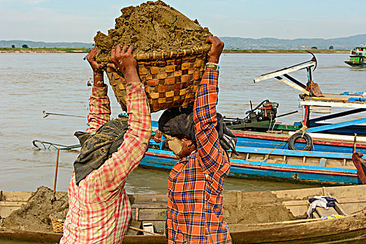 曼德勒,女人,男人,卸载,沙子,篮子,货船,伊洛瓦底江,河,重,工作,区域,缅甸