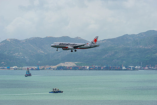 一架越南捷星太平洋航空的客机正降落在香港国际机场