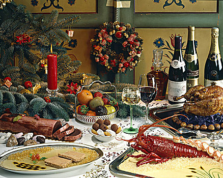 圣诞桌,龙虾,土耳其,水果,蛋糕,酒瓶,香槟,花环,树