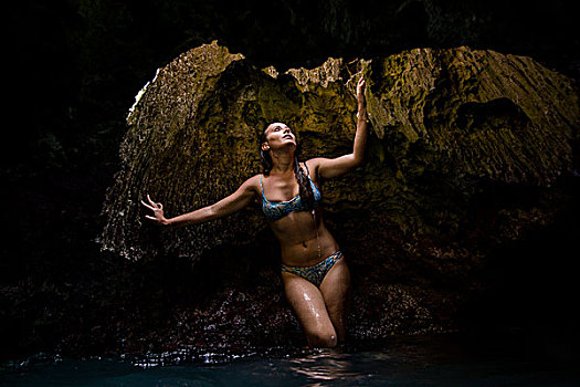 女人,水中,洞穴,穿,泳衣,仰视,瓦胡岛,夏威夷,美国
