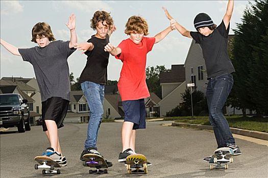 四个男孩,滑板