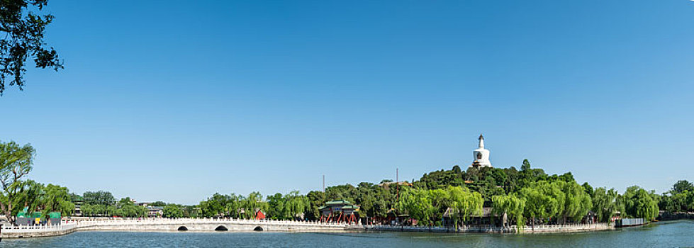 中国北京北海公园的琼岛和永安桥