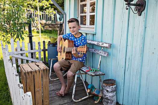 男孩,弹吉他,正面,花园,房子