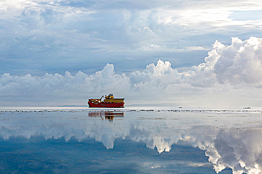 巴厘岛海上轮船