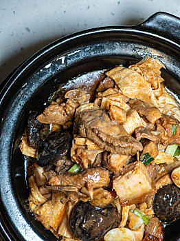 腐竹冬菇火腩焖鸭肉煲