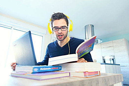 男青年,在家,学习,新,语言文字,电脑