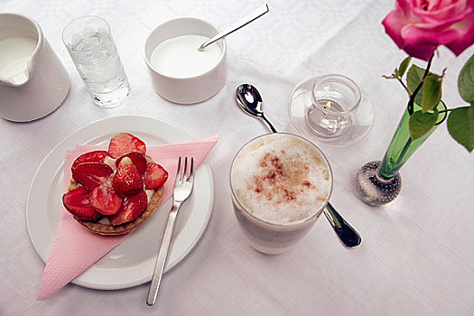 咖啡,草莓糕点,桌上