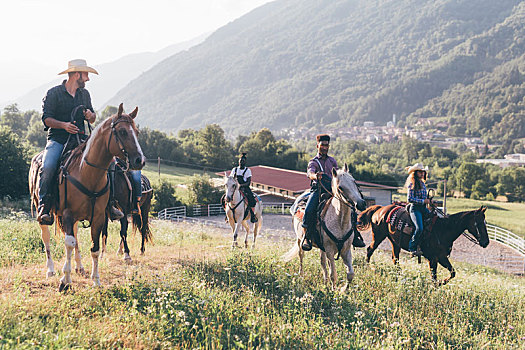 年轻人,骑马,乡村风光,特兰提诺阿尔托阿迪杰,意大利