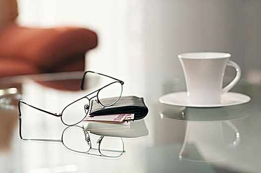 静物,一对,眼镜,皮夹,咖啡杯,玻璃桌