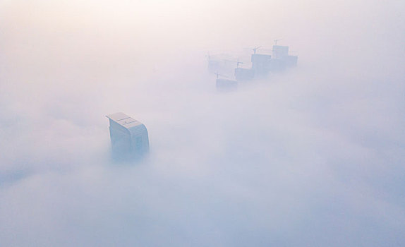 大雾中的楼宇