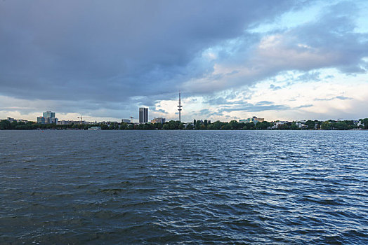 德国汉堡阿尔斯特湖边自然风景,清晨的汉堡城市和电视塔天际线