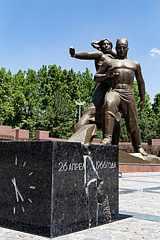 乌兹别克斯坦-塔什干的地震纪念碑
