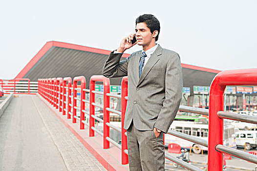 商务人士,站立,步行桥,交谈,手机,印度