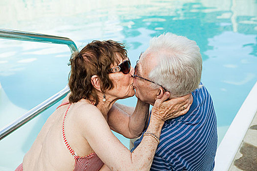 老年,夫妻,吻,游泳池