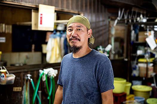 日本人,男人,戴着,头巾,纺织品,染,工作间,看镜头,微笑