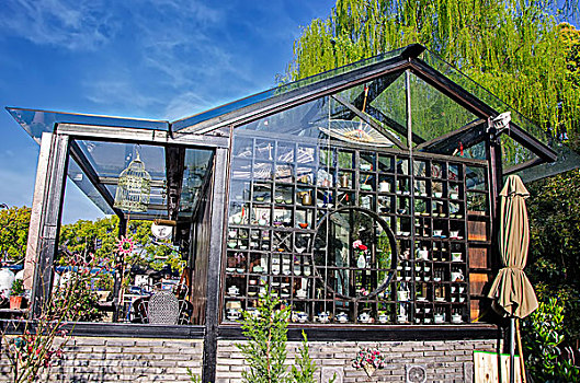 玻璃建筑陈列瓷器的博古架