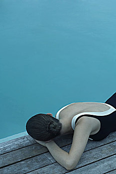女人,泳衣,躺着,平台,靠近,游泳池