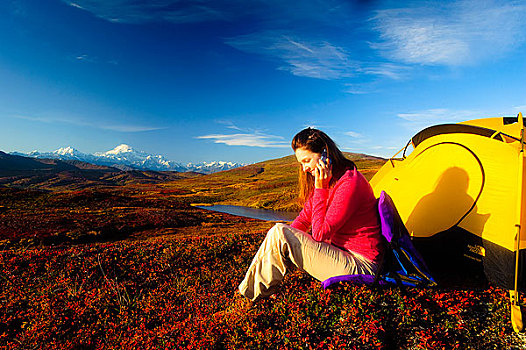 女人,手机,照相,山,麦金利山,放松,帐蓬,德纳里峰,州立公园,阿拉斯加