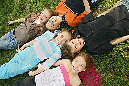 艾伯塔省,加拿大,一群孩子,卧,草地