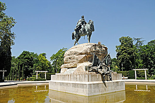 骑马雕像,水塘,丽池公园,马德里,西班牙,欧洲