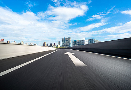 高速公路与城市天际线