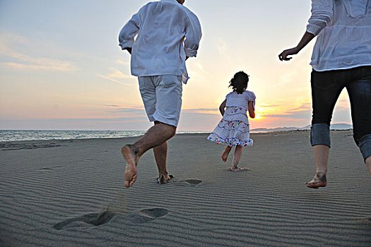 高兴,年轻家庭,开心,海滩,跑,跳跃,日落
