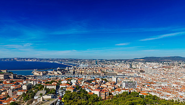 法国最大港城马赛,marseille,远处为地中海与马赛港