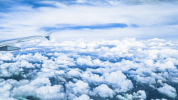 飞机飞行中的蓝天白云