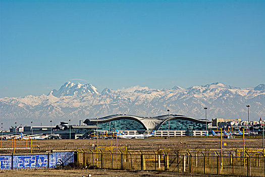 新疆乌鲁木齐地窝堡国际机场雪山背景