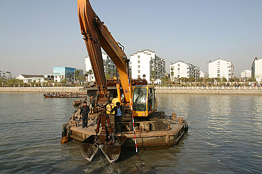 江苏扬州市区运河内的清淤船