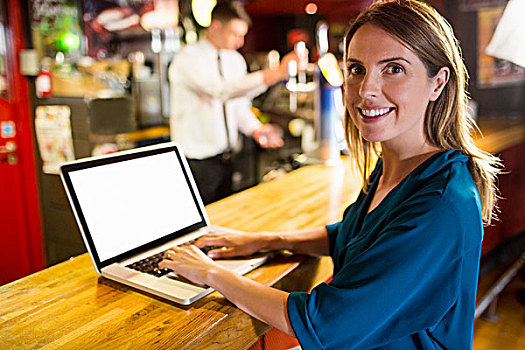 微笑,职业女性,工作,笔记本电脑,酒吧