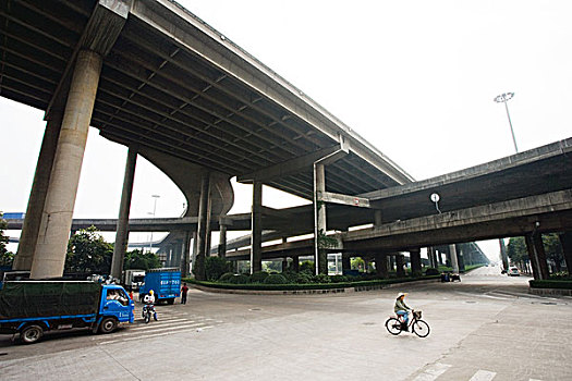 高架路,骑车