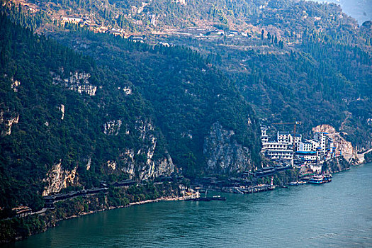 远眺湖北夷陵长江三峡灯影峡峡谷