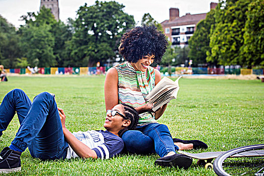 男孩,母亲,放松,读,书本,公园