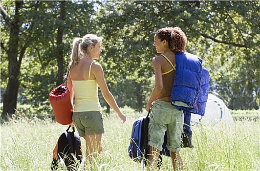 两个,美女,背包,睡袋,离开,远足,旅游,树林,后视图